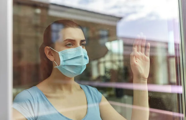 Jovem doente usando máscara médica protetora — Fotografia de Stock