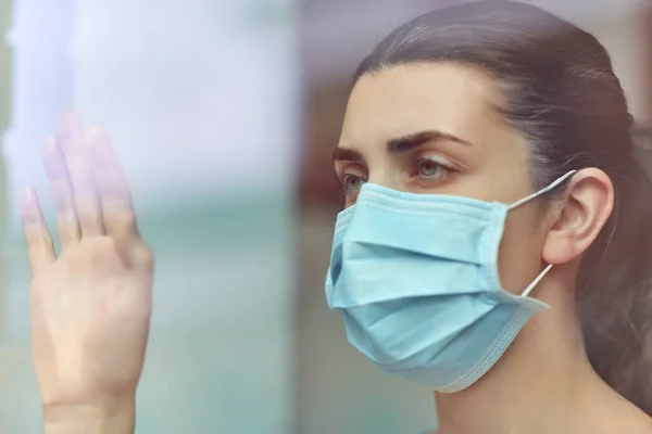 Malato giovane donna indossando maschera medica protettiva — Foto Stock