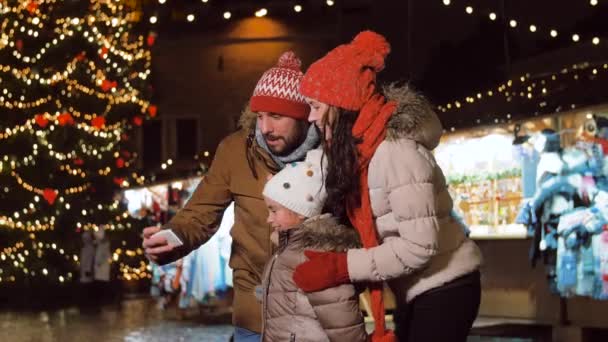 Mutlu aile Noel pazarında selfie çekiyor. — Stok video