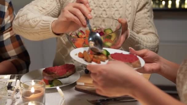Щасливі друзі вечеряють вдома — стокове відео