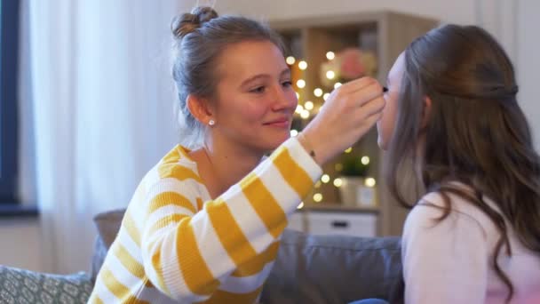 Mutlu genç kızlar evde makyaj yapıyor. — Stok video
