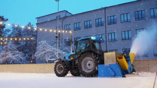 スケートリンクに氷の復活器を持つトラクター — ストック動画