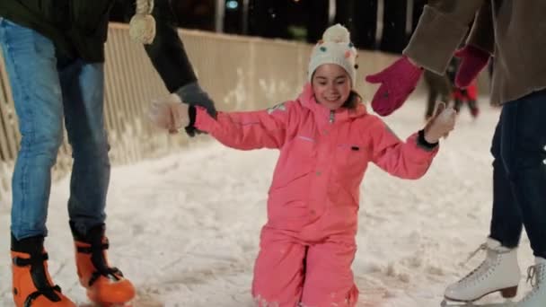 Famille heureuse à la patinoire extérieure en hiver — Video