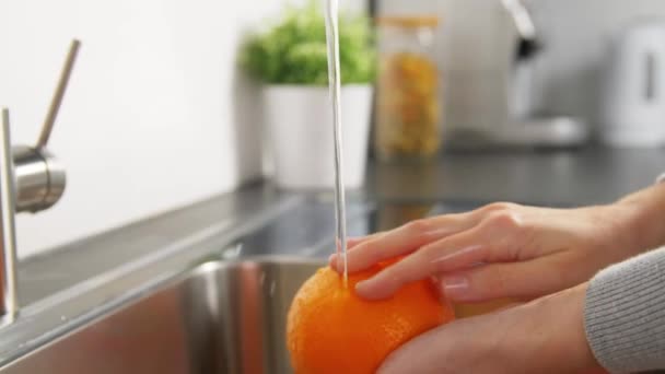 Mulher lavando frutas e legumes na cozinha — Vídeo de Stock
