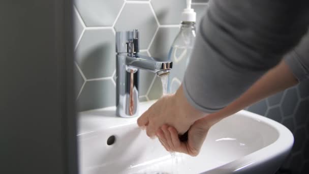 Крупним планом жінка миє руки з водою — стокове відео