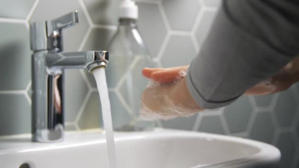 Nahaufnahme einer Frau, die sich die Hände mit Flüssigseife wäscht — Stockvideo