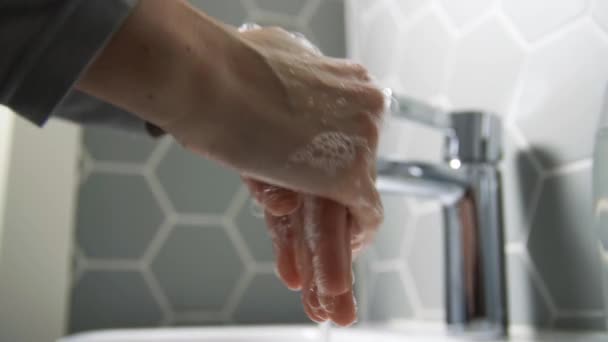 Закрыть женщину, моющую руки с мыльной пеной — стоковое видео