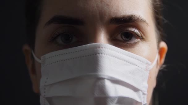Zblízka nemocné ženy v ochranné lékařské masce — Stock video