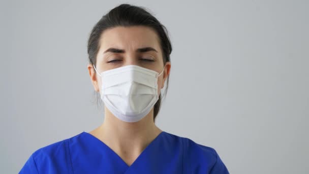 Лікар в масці для обличчя та банці ліків або вакцин — стокове відео