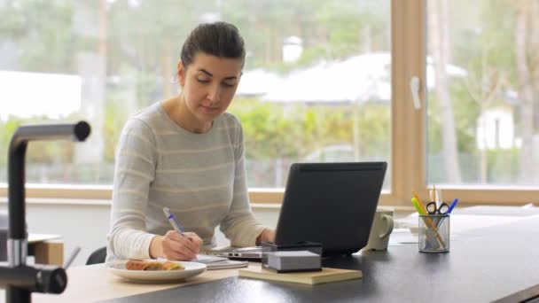 Jeune femme avec ordinateur portable travaillant au bureau à domicile — Video