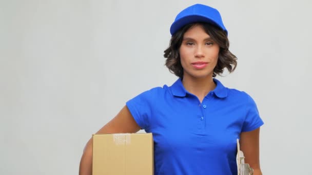 Happy delivery girl with parcel box and clipboard — Stock Video