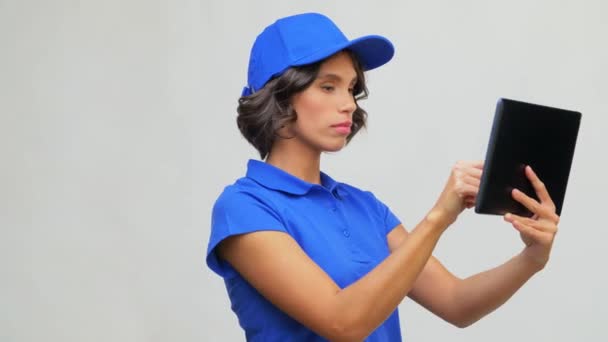 Delivery girl σε μπλε στολή με tablet υπολογιστή — Αρχείο Βίντεο