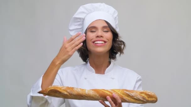 Chef feminino feliz com pão francês ou baguete — Vídeo de Stock