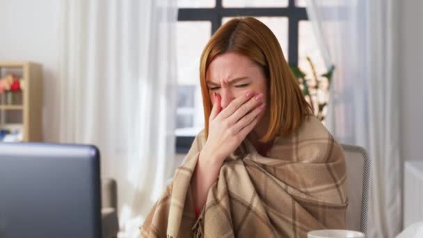 Donna malata che ha videochiamata sul computer portatile a casa — Video Stock