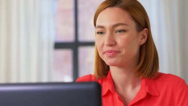 Donna con computer portatile con videochiamata a casa ufficio — Video Stock