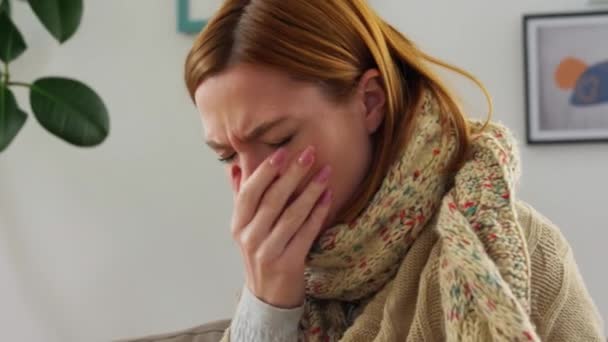 Больная женщина в шарфе кашляет дома — стоковое видео