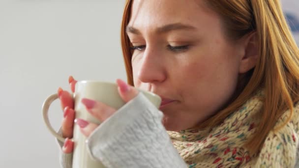 悲しい病気の若い女が家で熱いお茶を飲んで — ストック動画