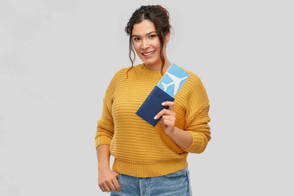 Счастливая молодая женщина с авиабилетом и паспортом — стоковое фото