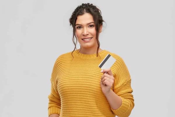Glücklich lächelnde junge Frau mit Kreditkarte — Stockfoto