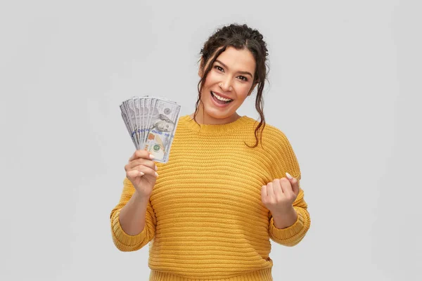 Šťastná usmívající se mladá žena s dolarovými penězi — Stock fotografie