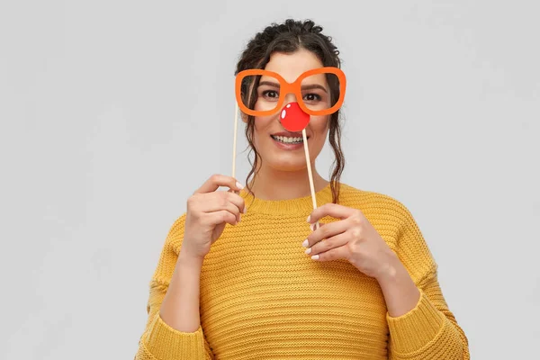 Gelukkig jong vrouw met rood clown neus en bril — Stockfoto