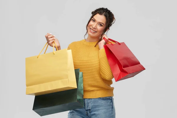 Feliz sorrindo jovem mulher com sacos de compras — Fotografia de Stock