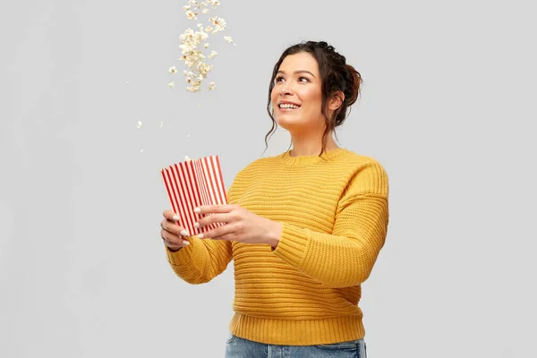 Happy smiling young woman playing with popcorn — Stock Photo, Image