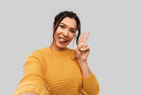 Mulher com nariz perfurado tomando selfie mostra paz — Fotografia de Stock