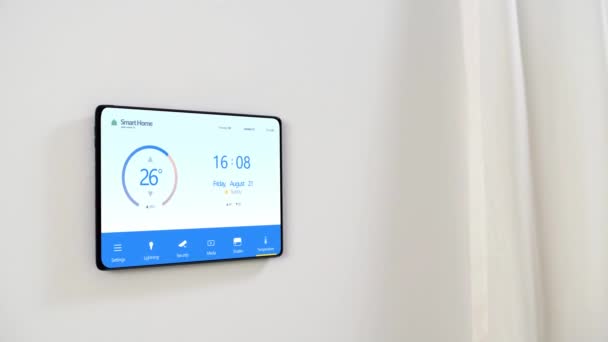 画面上のスマートホーム設定を持つタブレットコンピュータ — ストック動画