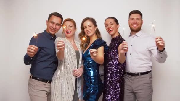 Amigos felizes com sparklers dançando na festa — Vídeo de Stock