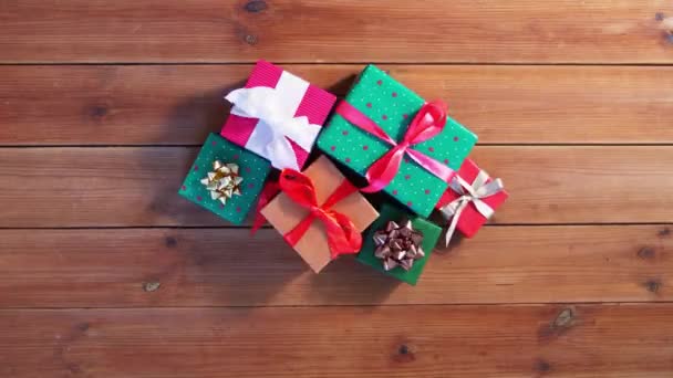 Geanimeerde kerstcadeaus op houten planken — Stockvideo