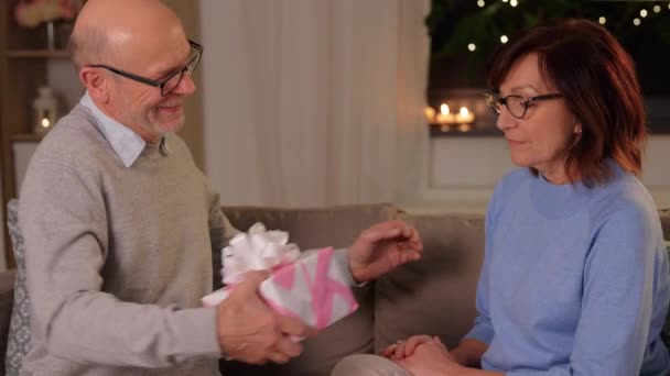 Heureux couple aîné avec boîte cadeau à la maison — Video