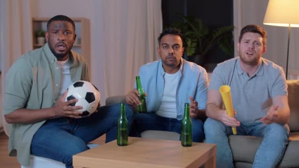 Vrienden met bal en vuvuzela kijken voetbal — Stockvideo