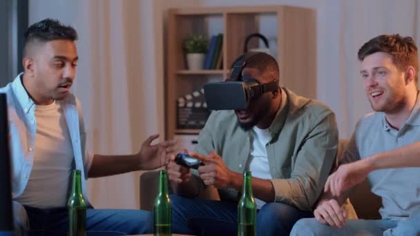Друзья мужчины играют в видеоигры дома ночью — стоковое видео