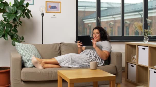 Femme avec tablette pc boire du café à la maison — Video