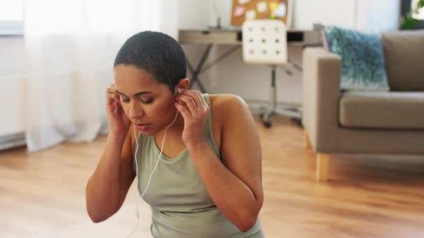 Mujer escuchando música y meditando en tome — Vídeo de stock