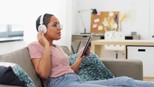 Mulher com tablet pc ouvindo música em casa — Vídeo de Stock