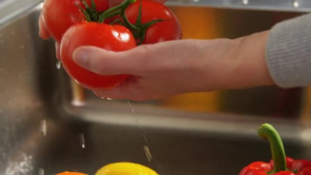 Mulher lavando frutas e legumes na cozinha — Vídeo de Stock