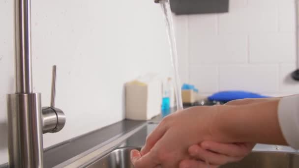 Врач или медсестра моют руки жидким мылом — стоковое видео