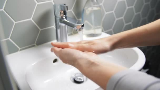 Close-up van vrouw wassen handen met vloeibare zeep — Stockvideo