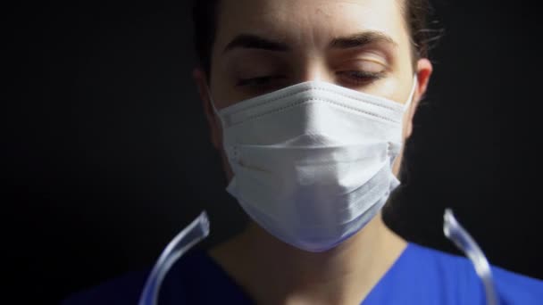 Doctora o enfermera con gafas y mascarilla facial — Vídeo de stock