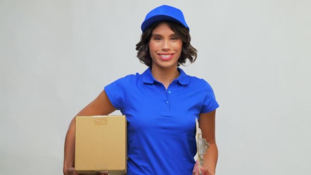 Chica entrega feliz con caja de paquete y portapapeles — Vídeo de stock