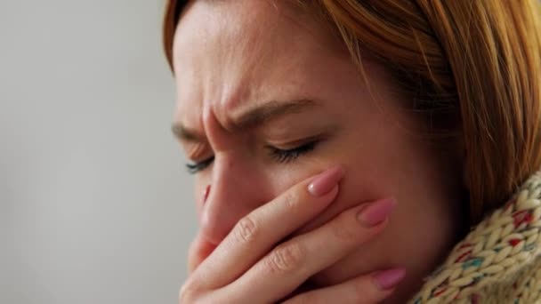 Mujer enferma tosiendo y sonándose la nariz con tejido — Vídeo de stock