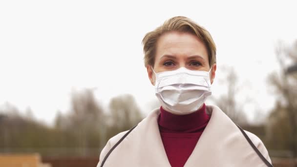 Jovem mulher usando máscara médica protetora — Vídeo de Stock