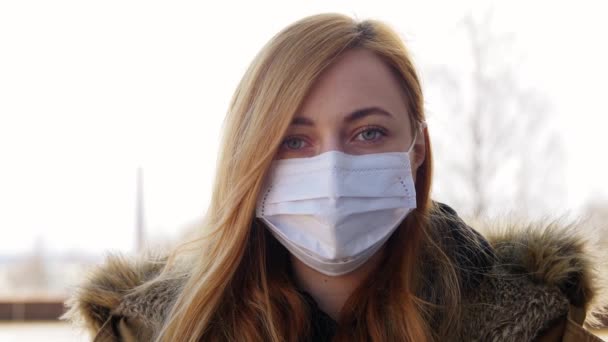 Jovem mulher usando máscara médica protetora — Vídeo de Stock