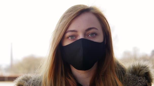 Žena nosí ochrannou opakovaně použitelnou bariérovou masku — Stock video