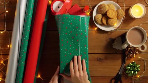 Mujer envoltura cámara para regalo de Navidad — Vídeos de Stock