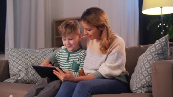 Moeder en zoon met behulp van tablet computer thuis — Stockvideo