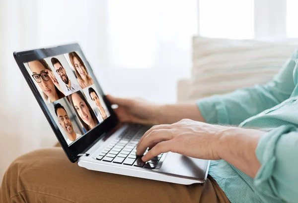 Hombre con portátil que tiene videollamada con colegas —  Fotos de Stock