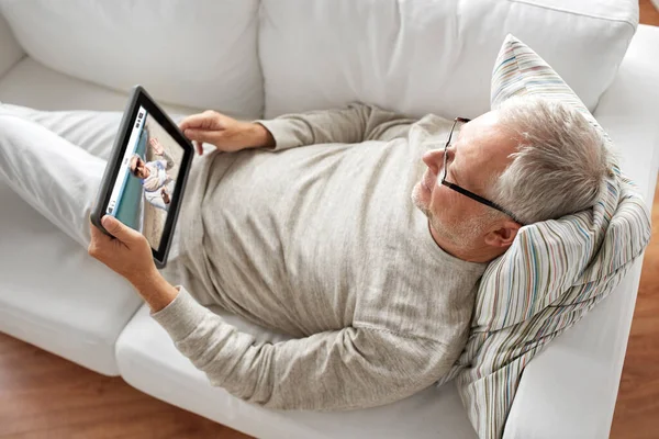 Vieil homme avec tablette pc a appel vidéo avec la femme — Photo